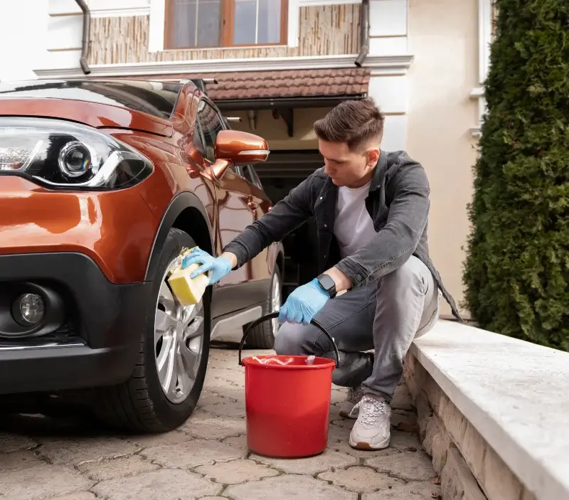 Lavage auto à domicile Cos : professionnel intervenant sur un véhicule